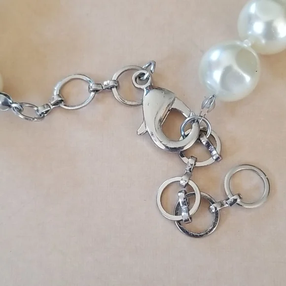 Hand Crafted Baroque Glass Pearl Queen Bee Pendant Necklace - Picture 10 of 12